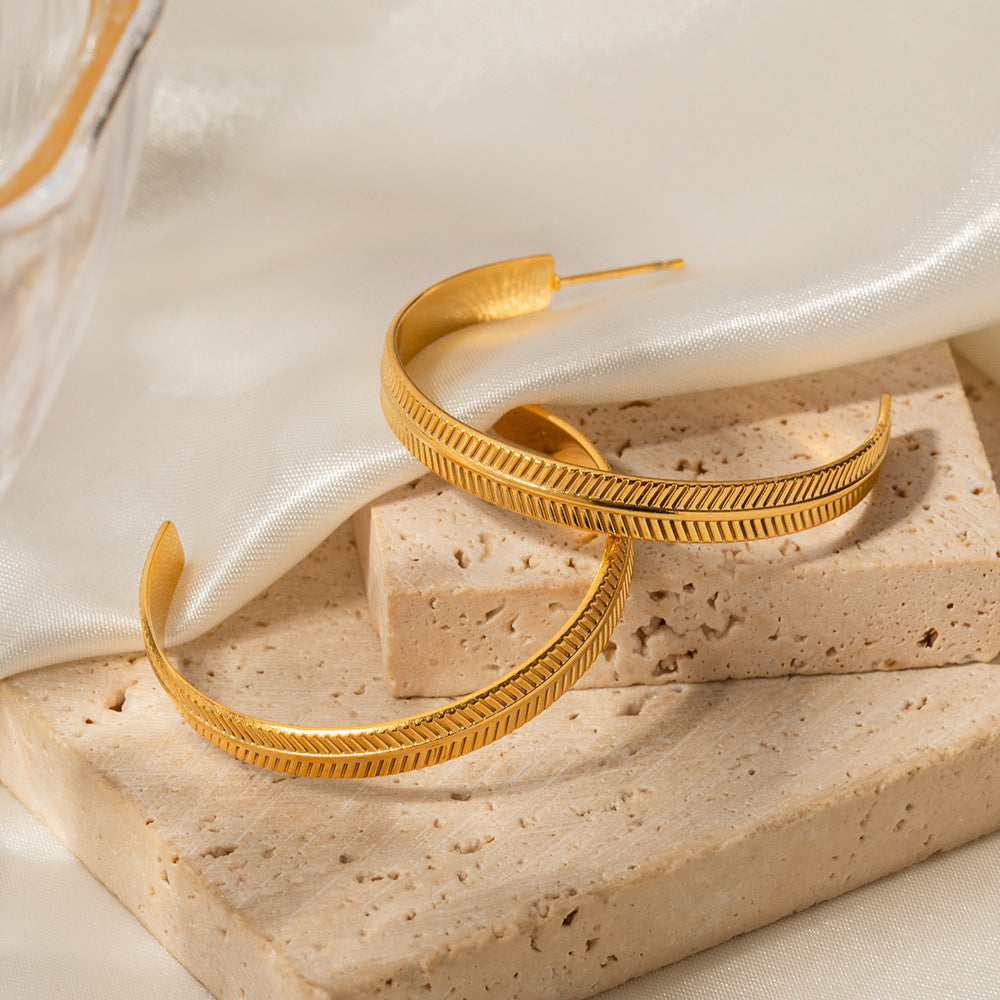 18K Gold Fashion Simple C Shape Leaf Texture Large Circle Design Earrings